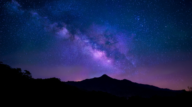极简星空银河壁纸：远山剪影与渐变星云 | 4K高清桌面背景