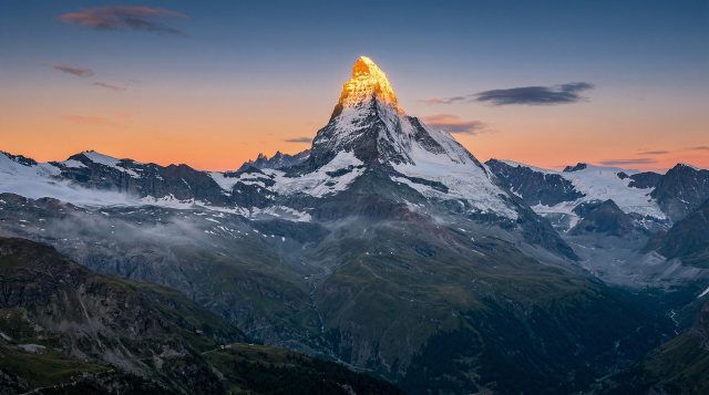 日出金山：壮丽雪山之巅的晨曦金光壁纸