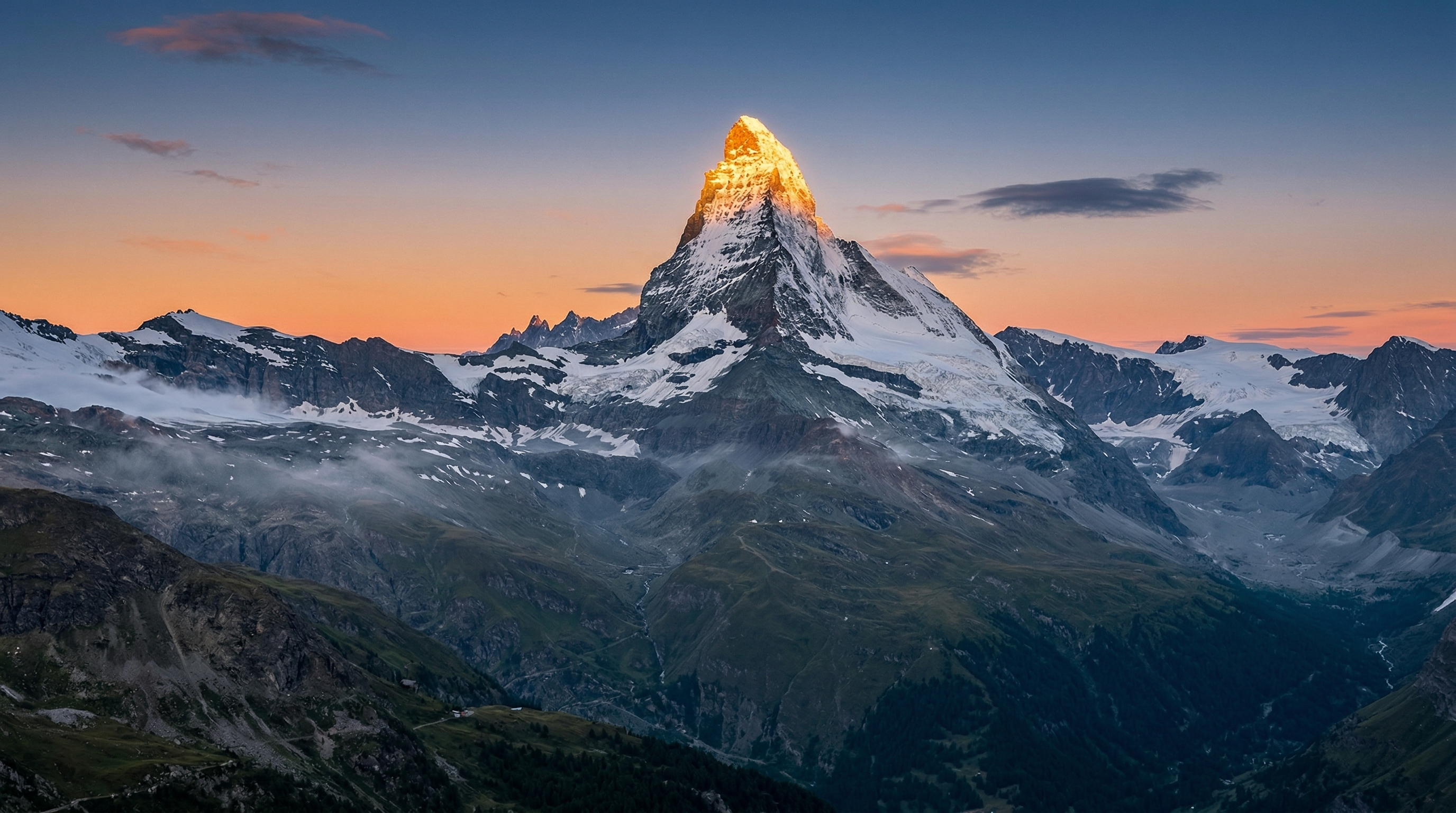 日出金山：壮丽雪山之巅的晨曦金光壁纸