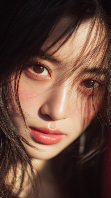 高清4K美女脸部特写壁纸 | 柔和自然光下的温暖肖像