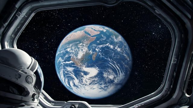 壁纸: 宇航员舷窗外蓝色地球深空星光壁纸